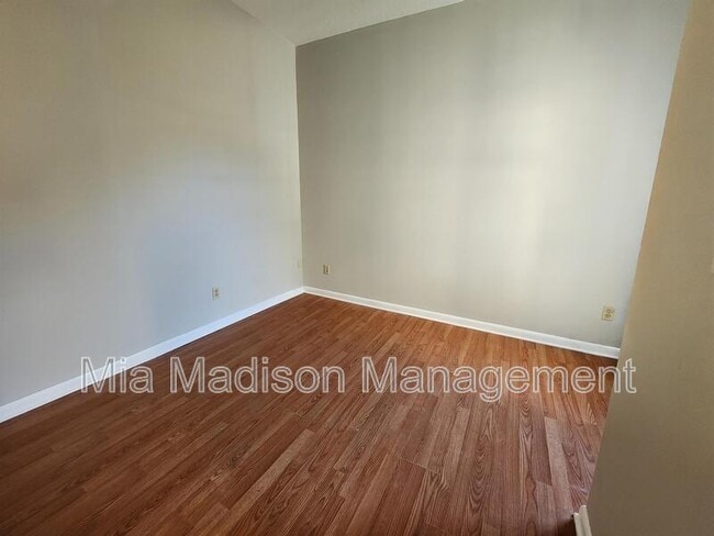 Building Photo - 620 W Anderson Ln