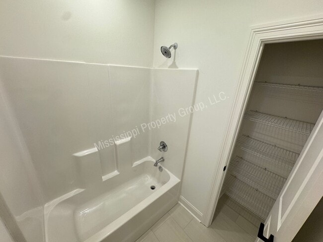Building Photo - 3BR/3.5BA - End Unit in South Grove