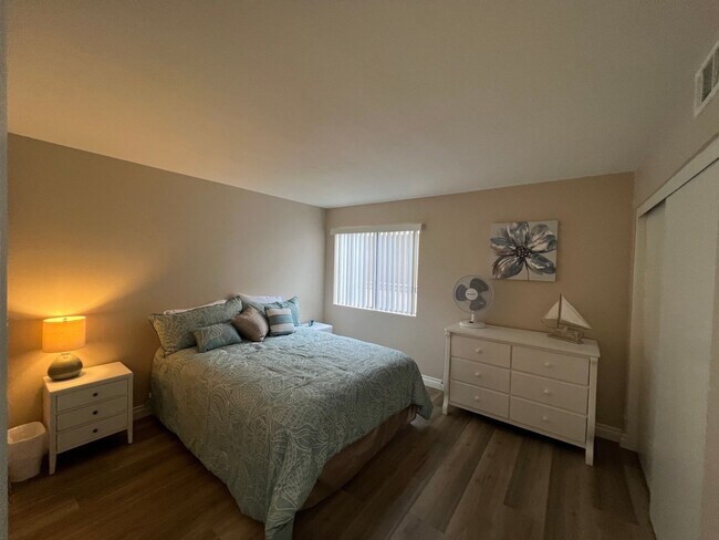 Building Photo - Two bedroom condo on the beach