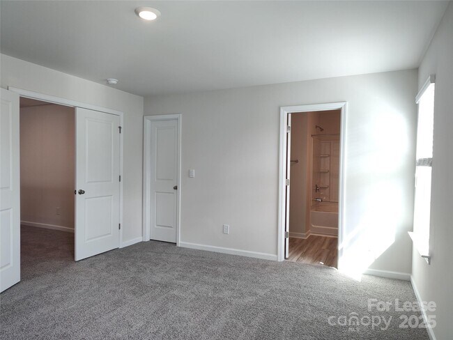 Building Photo - 1404 Secrest Cmns Dr