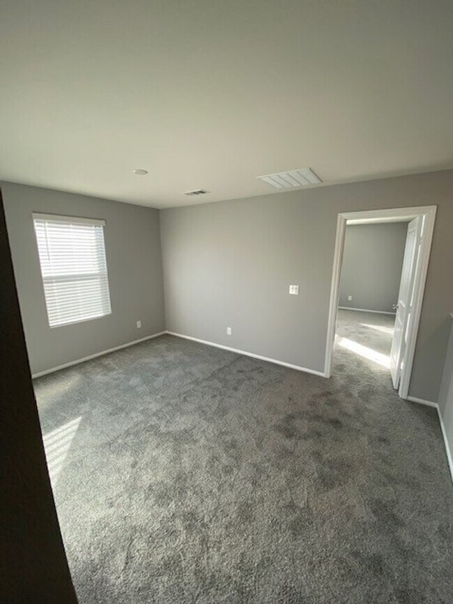 Building Photo - Modern North Las Vegas Townhome with Granite Countertops, Covered Patio & Open-Concept Living