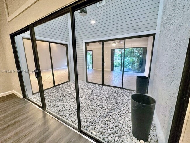 Building Photo - 2753 Parkview Dr S