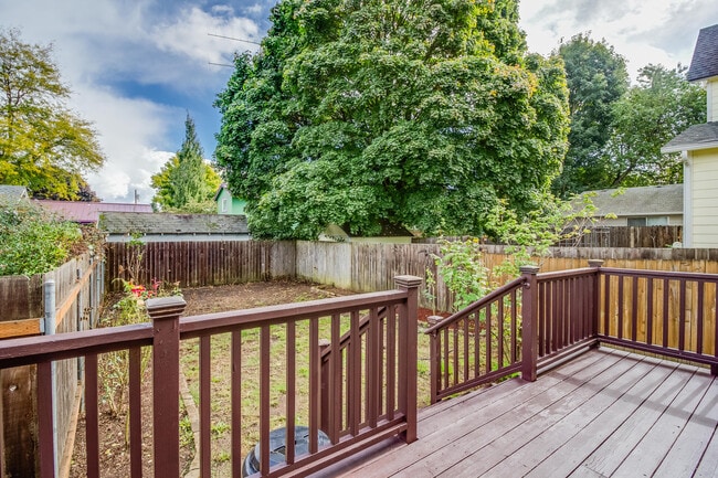 Building Photo - Updated and Fresh 3  Bedroom 2 Bath in Des...