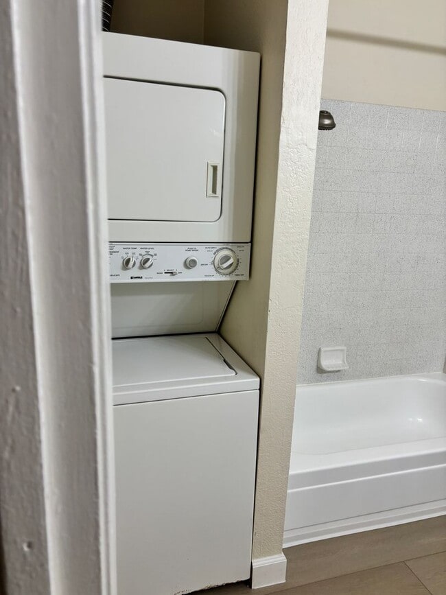 Building Photo - NEWLY REMODELED CONDO - 1 BED/1 BATH UPSTA...