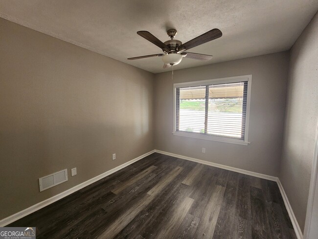 Building Photo - 4524 Lasalle Dr