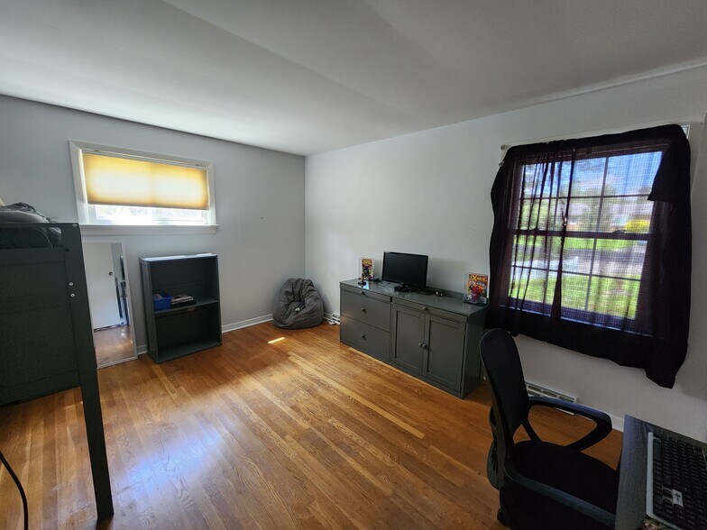 Building Photo - 8176 Surrey Ct
