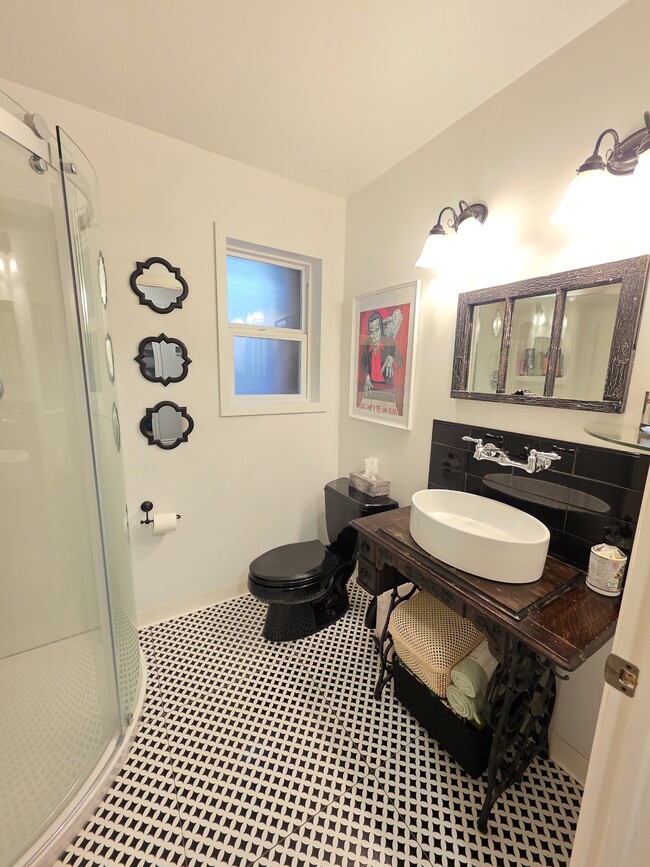 Building Photo - 713 Claire Ln