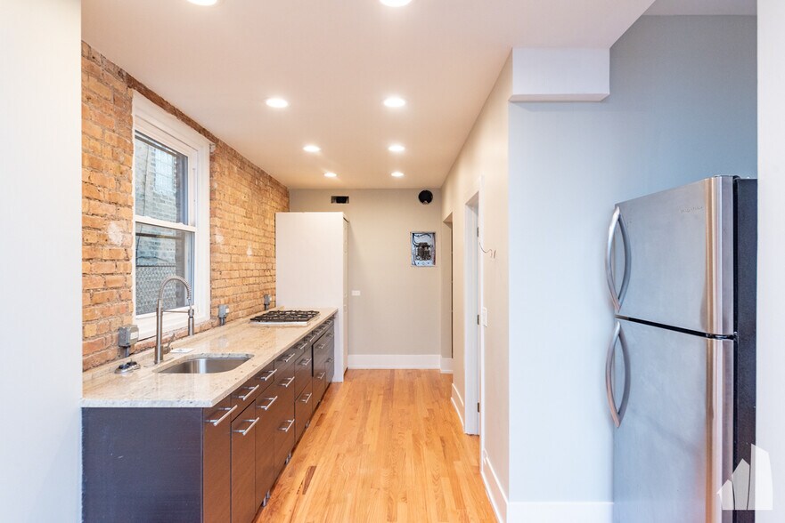 Building Photo - 1122 W Addison St