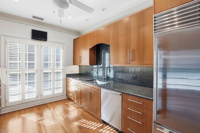 Building Photo - 3 BED | 4 BATH | TWO CAR GARAGE | HISTORIC DISTRICT TOWNHOME