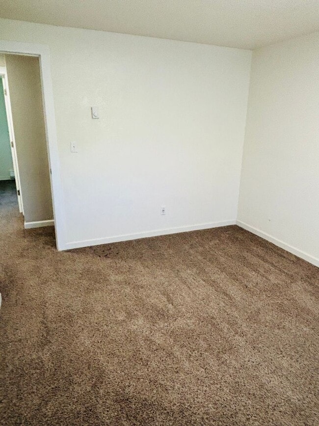 Building Photo - Cute 2 bedroom west Roseburg duplex with carport