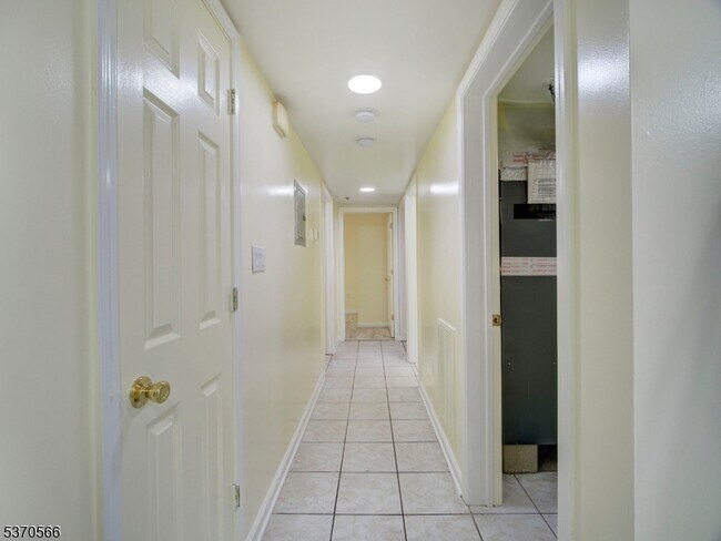 Building Photo - 13 Lisa Ct