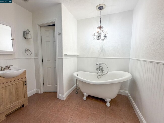 Building Photo - 530 Greenmont Dr