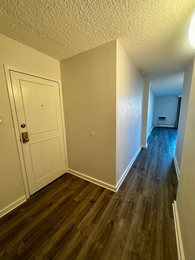 Building Photo - 900 Saturn Dr