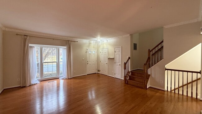 Building Photo - Three Bedroom Townhouse in River Oaks