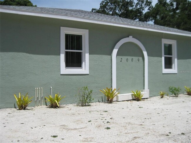 Primary Photo - 2009 Cocoanut Ave