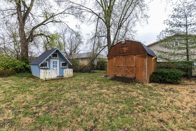 Building Photo - SOUTH SPRINGFIELD HOME (Kickapoo and Cherokee Schools) -- 3 Bed | 1.5 Bath | 2 Car Garage -- LARG...