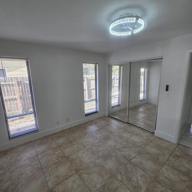 Building Photo - 1237 Wynnedale Rd