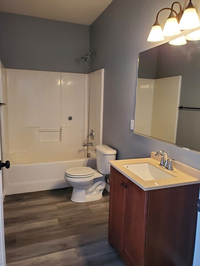 Building Photo - Beautiful 4 bedroom 3 bath home in the Landings!