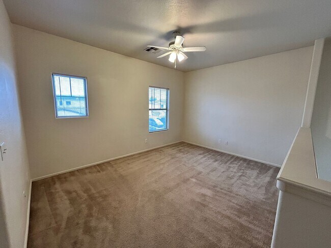 Building Photo - Large 3 Bed / 2 Bath Home with Sparkling P...