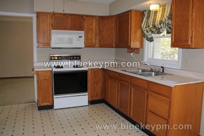 Building Photo - 2 Bed 1 Bath Home with Huge Bonus Room Nea...