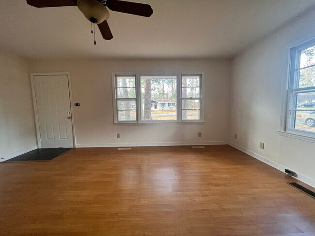 Building Photo - 3 bedroom home located off Neuse Blvd