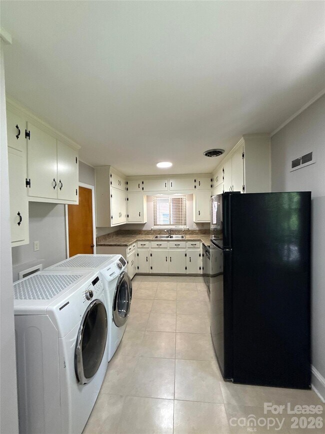 Building Photo - 932 Hickory Nut St