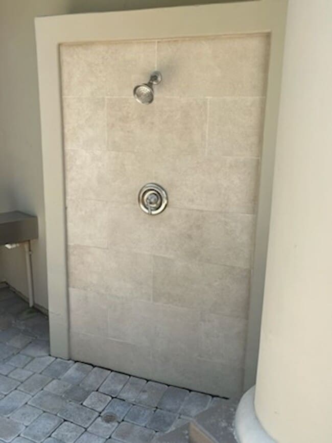 Building Photo - Luxurious Townhouse Located in the exclusi...