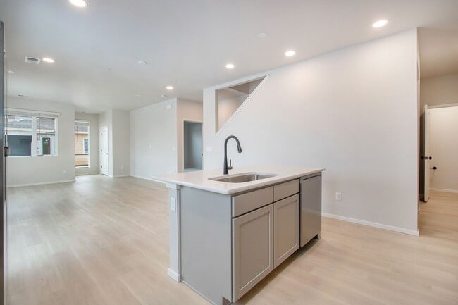 Building Photo - Luxury Rowhouse w/ Over-sized Garage