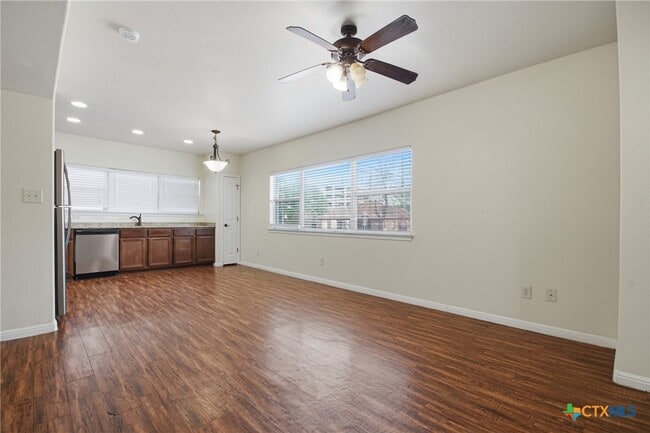 Building Photo - 302 W San Antonio St