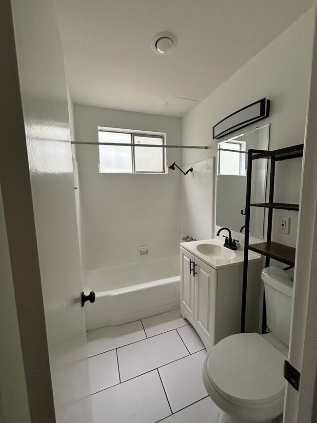 Building Photo - One-Bedroom Torrance Apartment with Stainl...