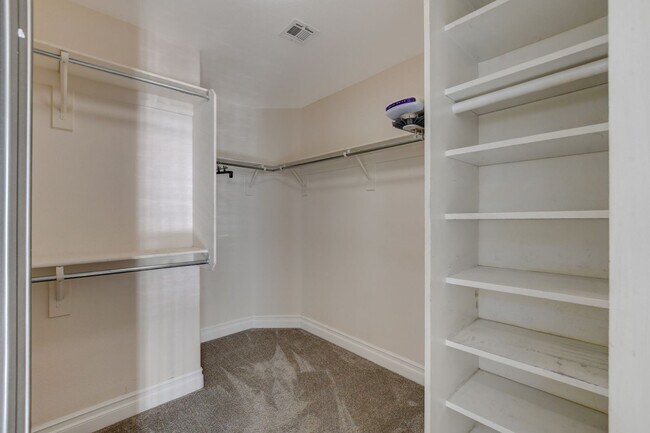 Building Photo - COMING SOON!! $1000 off 1st months Rent Guard-Gated Golf Course Living on the 14th Green!