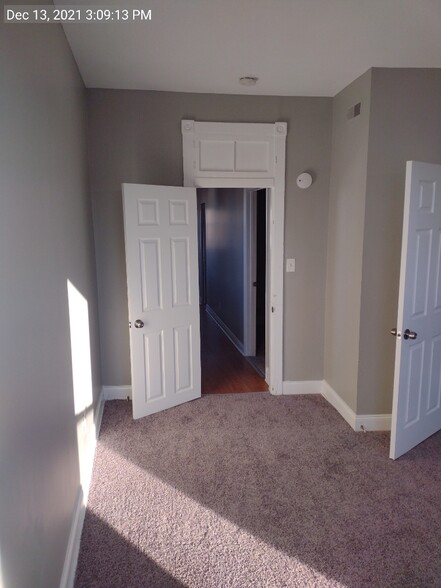 Building Photo - 209 N Ellwood Ave