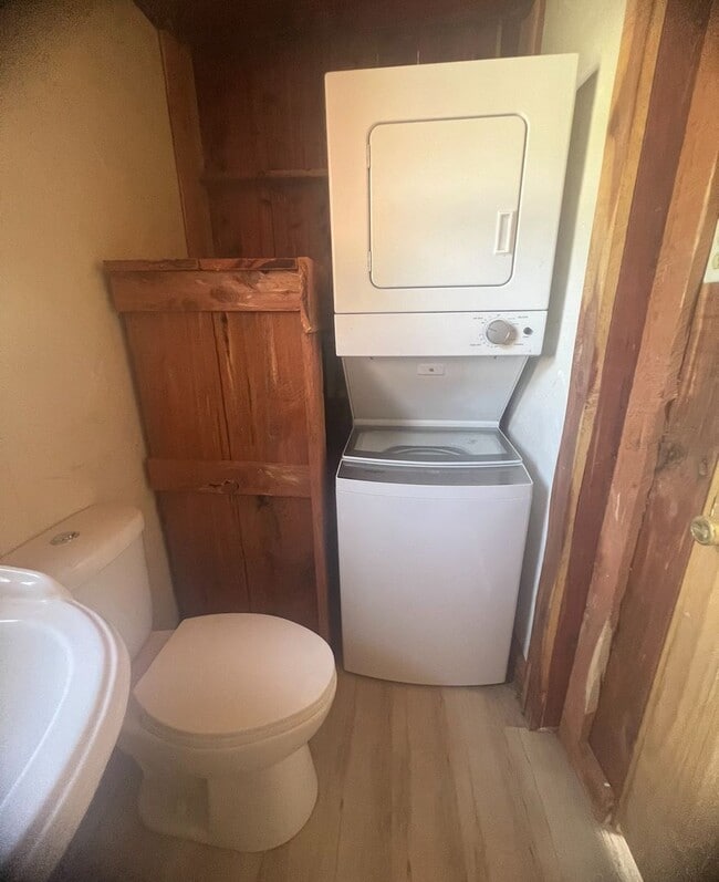 Building Photo - Newly Renovated! - $1,295 Month / $1,900 Down