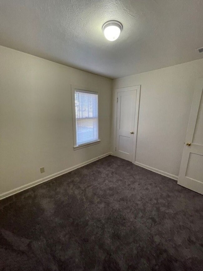 Building Photo - Available NOW! Darling 2 Bedroom Ranch