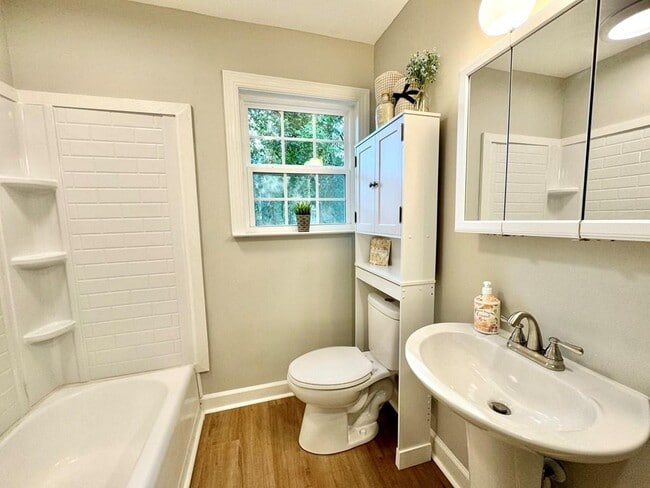 Building Photo - 413 Canna Dr