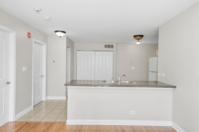 Building Photo - 3423 Ridgeland-303