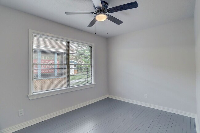 Building Photo - 1009 15th Ave N