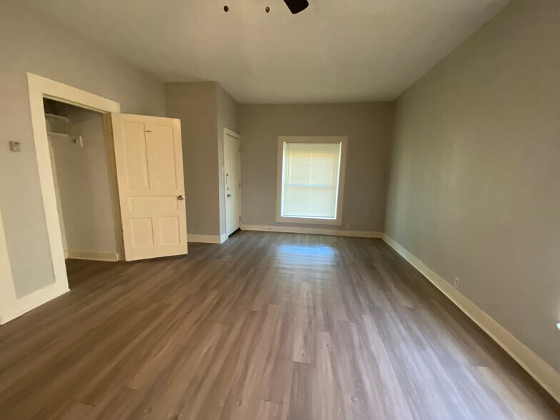 Liv Rm - 3020 Sappington Pl