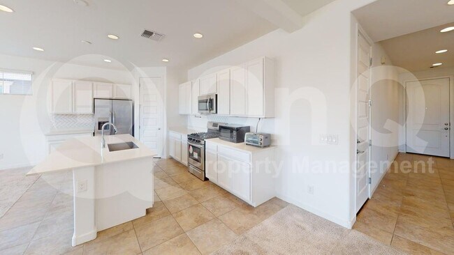 Building Photo - 9131 W Glenrosa Ave