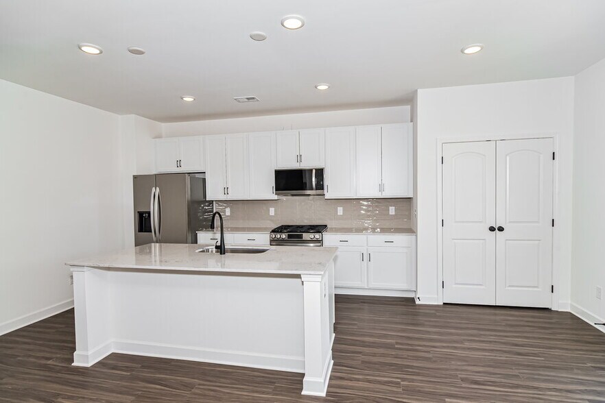 Building Photo - 193 E Millbrook Dr