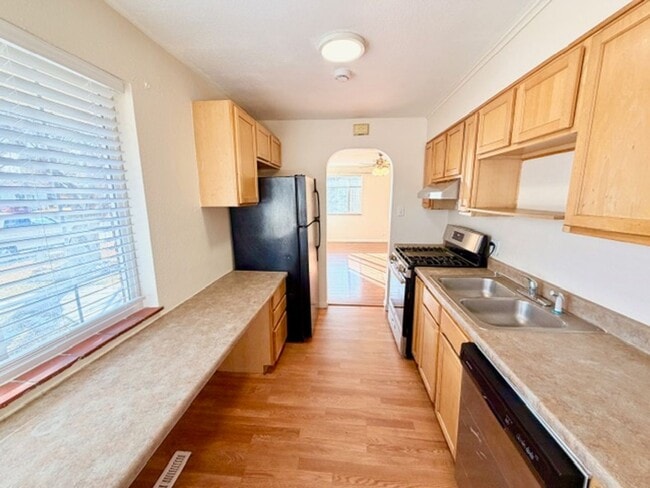 Building Photo - Del Mar Brick Ranch