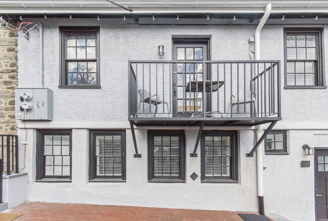 Building Photo - Hip 1 Bed/2Bath w/ Den; Gorgeous exterior and spacious interior features in Chestnut Hill!