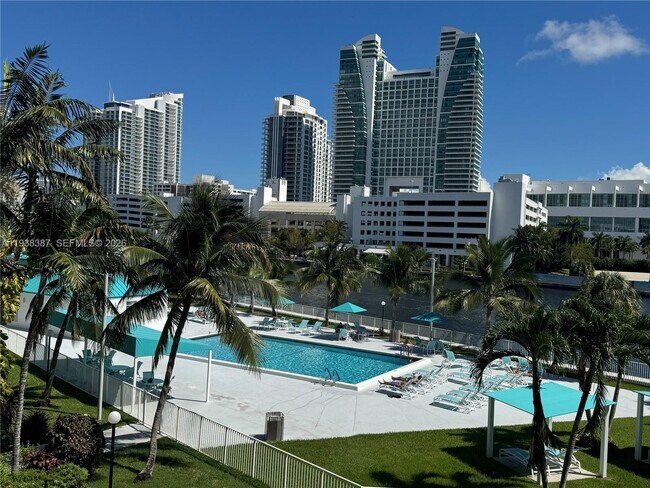 Building Photo - 200 Leslie Dr