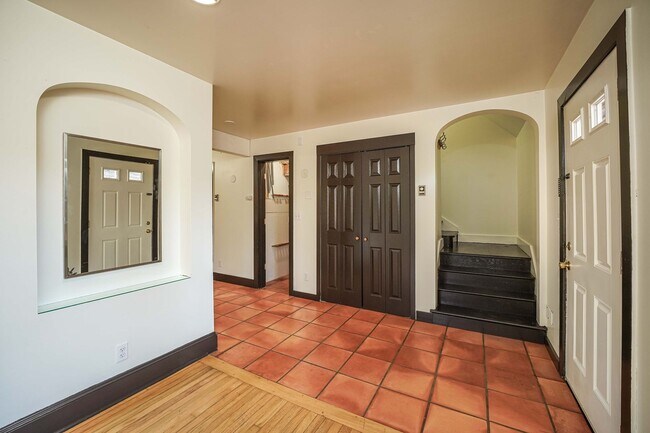 Building Photo - 2 Bedroom 1.5 Bath Farm House