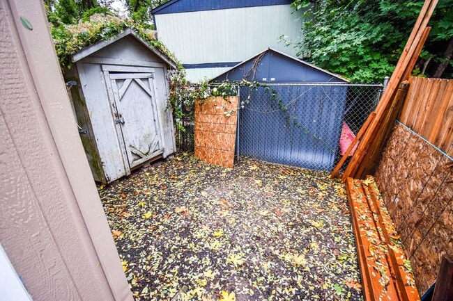 Building Photo - Newly Updated 2 BR Townhouse Apartment in SW Portland!