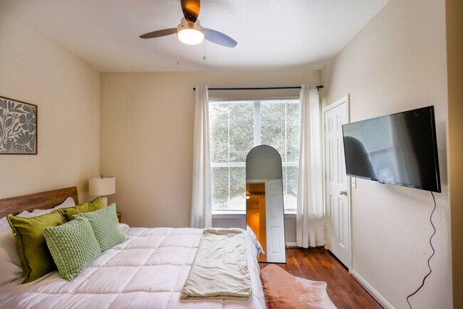 Building Photo - 2418 Allred Dr