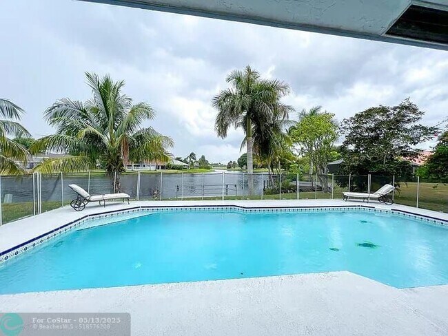 Building Photo - 2060 Amesbury Cir