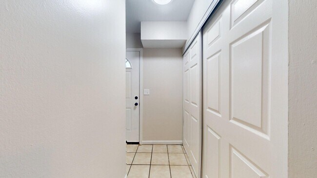 Building Photo - Elyria - updated 3 bed/1 bath townhouses for rent!