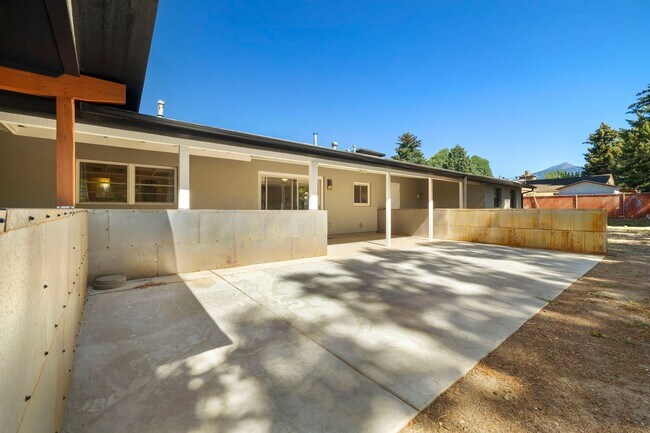 Building Photo - Reburbished 3bd/2ba, 2,275 sq ft home in Coconino Estates close to Hospital, park, downtown Flags...