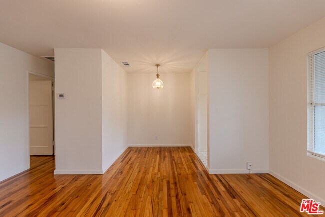 Building Photo - 302 N Maple St